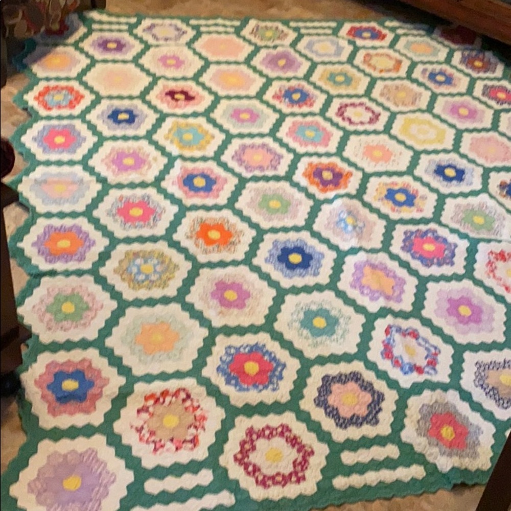Beautiful Antique handmade quilt offers welcome - Picture 5 of 7